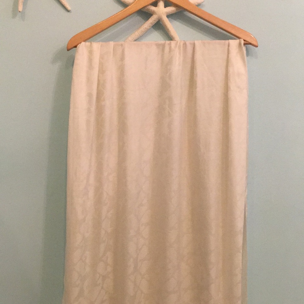 Cream vineyard Vines silky scarf